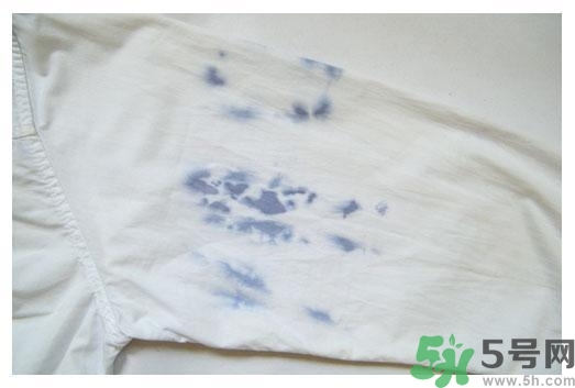 衣服長黑點(diǎn)怎么洗掉？衣服上長霉點(diǎn)怎么去除？