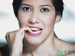 咬指甲什么原因？咬指甲是什么??？