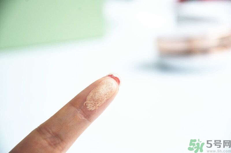 age20s粉底霜粉色和白色有什么區(qū)別？