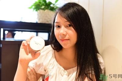 age20s粉底霜粉色和白色有什么區(qū)別？