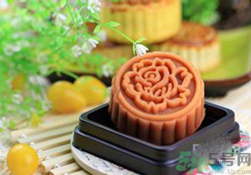 月餅裂開了是怎么回事？月餅開裂了可以吃嗎？
