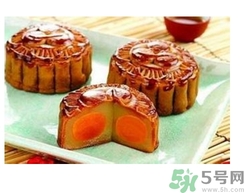 月餅裂開了是怎么回事？月餅開裂了可以吃嗎？