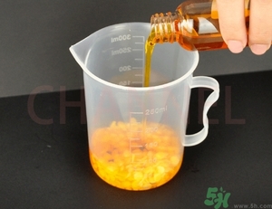 潤(rùn)唇膏怎么做？潤(rùn)唇膏自制方法