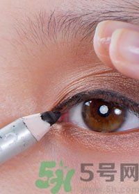 眼線怎么畫好看圖解？單眼皮怎么畫眼線好看？