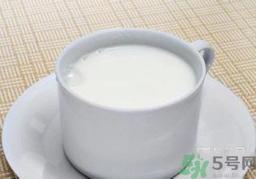 純牛奶為什么會結(jié)塊？結(jié)塊的純牛奶可以喝嗎？