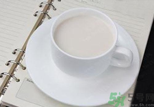 純牛奶和酸奶哪個(gè)營養(yǎng)更高？喝純牛奶好還是酸奶好？