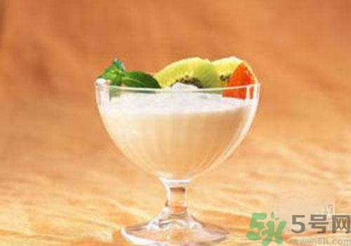 純牛奶和酸奶可以一起吃喝嗎？純牛奶和酸奶一起喝有什么好處？