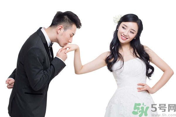 第一次接吻怎么接？和男生接吻沒(méi)感覺(jué)怎么辦？