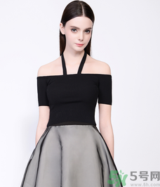 一字肩的衣服內(nèi)衣怎么穿？一字肩的衣服里面穿什么內(nèi)衣？