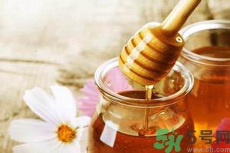 蜂蜜不能和什么一起吃？哪些人不能吃蜂蜜？
