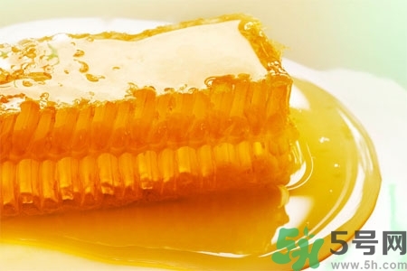 蜂蜜不能和什么一起吃？哪些人不能吃蜂蜜？