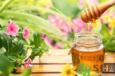 蜂蜜不能和什么一起吃？哪些人不能吃蜂蜜？