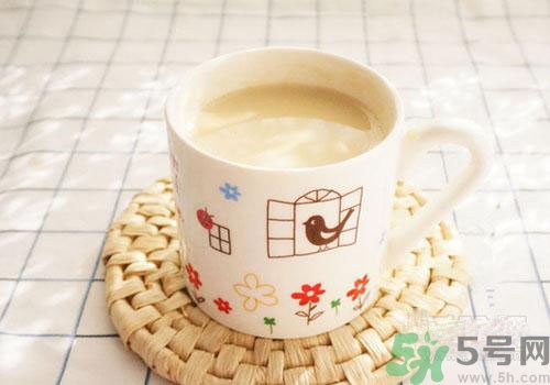 痛風(fēng)可以喝牛奶嗎？痛風(fēng)喝多少牛奶比較好？