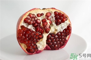 吃石榴手指發(fā)黃怎么辦？吃石榴手指變黑怎么辦？