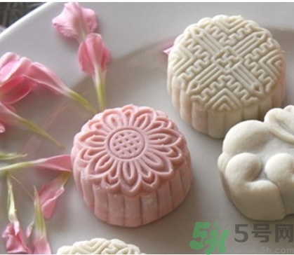 冰皮月餅和冰淇淋月餅有什么區(qū)別？冰皮月餅和冰淇淋月餅?zāi)膫€好吃？