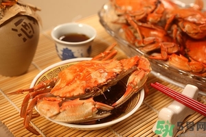 吃螃蟹可以喝紅酒嗎？吃螃蟹可以喝酒嗎？