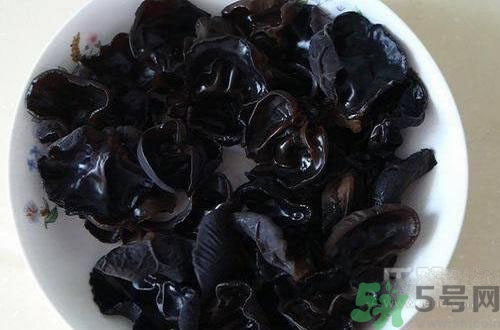 下巴長(zhǎng)痘是上火嗎？下巴長(zhǎng)痘吃什么好？