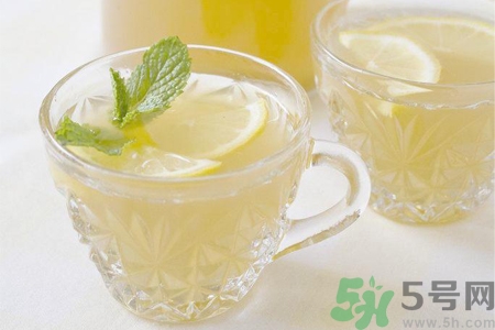 檸檬水能隔夜喝嗎？隔夜的檸檬水還能喝嗎？
