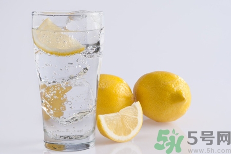 檸檬水能隔夜喝嗎？隔夜的檸檬水還能喝嗎？