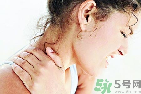 落枕脖子疼怎么辦？落枕和頸椎病區(qū)別
