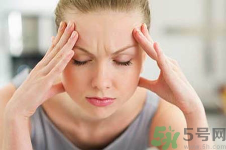 偏頭痛的原因是什么？女性偏頭痛的癥狀有哪些？