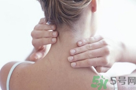 預(yù)防頸椎病的方法是什么？老年人如何預(yù)防頸椎?。?></p><h3>預(yù)防頸椎病的方法</h3><p>1.有研究表明，長(zhǎng)期壓抑感情，遇事不外露，多愁善感的人易患神經(jīng)衰弱，神經(jīng)衰弱會(huì)影響骨關(guān)節(jié)及肌肉休息，長(zhǎng)此以往，頸肩部容易疼痛。所以，要經(jīng)常保持樂(lè)觀向上的好心情。</p><p>2.日常生活中應(yīng)注意保持頭頸正確的姿勢(shì)，不要偏頭聳肩，看書(shū)、操作電腦時(shí)要正面注視，保持脊柱的正直。睡覺(jué)時(shí)要選擇合適的枕頭，不宜過(guò)高或過(guò)低，一般枕頭以10厘米的高度為宜。不要躺著看書(shū)、看電視。</p><p>3.盡可能少坐多動(dòng)，能走路的不要騎車，能騎車的不要坐車。特別是有車族和長(zhǎng)期坐辦公室的人員，每天要抽出一定的時(shí)間進(jìn)行鍛煉，尤其注意加強(qiáng)頸肩部肌肉的鍛煉，可做一做頭及雙上肢的前屈、后伸及旋轉(zhuǎn)運(yùn)動(dòng)，既可緩解疲勞，又能使肌肉發(fā)達(dá)，韌度增強(qiáng)，有利于頸段脊柱的穩(wěn)定性，增強(qiáng)頸肩順應(yīng)頸部突然變化的能力。爬山、游泳，對(duì)預(yù)防頸椎病效果較好。</p><p>4.長(zhǎng)期低頭伏案工作者，要注意動(dòng)靜結(jié)合，每工作一小時(shí)左右就要站起來(lái)做做工間操，活動(dòng)活動(dòng)四肢、頸椎，消除頸部肌肉、韌帶的疲勞，防止勞損。</p><p>5.平時(shí)要注意保暖，不要用電風(fēng)扇和空調(diào)直接吹，乘車或運(yùn)動(dòng)時(shí)注意頸部保護(hù)，避免急拐彎、急剎車或突然轉(zhuǎn)頸。</p><p>6.要防止酗酒。酒精會(huì)影響鈣質(zhì)在骨上沉積，使人們易患骨質(zhì)疏松癥、骨質(zhì)軟化癥，加速頸椎退行性變。</p><p>7.中醫(yī)認(rèn)為胡桃、山萸肉、生地、黑芝麻等具有補(bǔ)腎髓功能，可在醫(yī)生指導(dǎo)下合理地少量服用，以起到強(qiáng)壯筋骨，推遲腎與關(guān)節(jié)退變的作用。</p><p style=