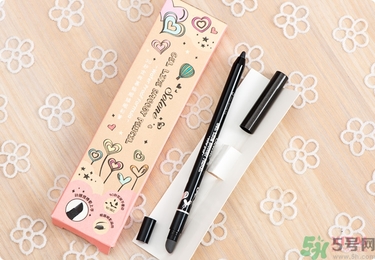 solone眼線筆怎么削？怎么推出來？