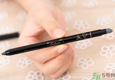 solone眼線筆怎么削？怎么推出來？