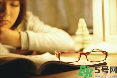 下午犯困怎么辦？犯困按摩什么穴位效果最快？