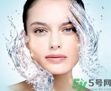 秋季補(bǔ)水效果好的護(hù)膚品有哪些？秋季補(bǔ)水的重要性