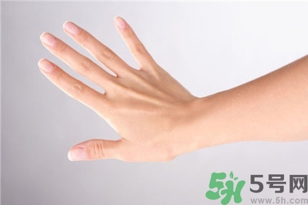 手干裂怎么回事？手干裂怎么治療？