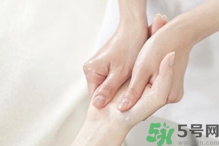 手干裂怎么回事？手干裂怎么治療？