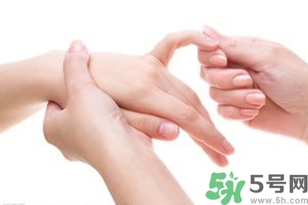 手干裂口子怎么回事？手干裂口子怎么辦？