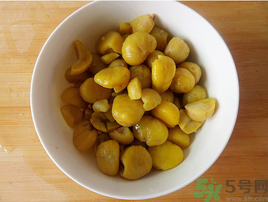 熟板栗怎么去皮最快？煮熟板栗怎么去皮？