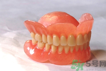 假牙會(huì)導(dǎo)致口腔疾病嗎？如何正確清潔假牙？