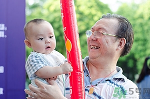 嬰兒怎么抱？嬰兒怎么抱著喂奶？