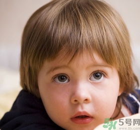 小孩皮膚黃是什么原因？小孩皮膚黃怎么辦？