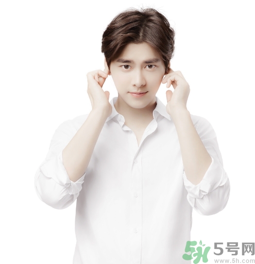 結(jié)婚可以穿白色襯衫嗎？結(jié)婚可以穿藍色西裝嗎？