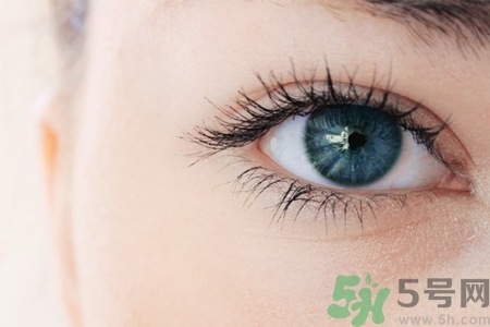 眼睛干澀是什么原因？眼睛干澀用什么眼藥水？