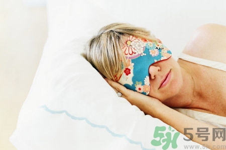 睡前喝酒有助于睡眠嗎？睡前喝酒對(duì)身體有哪些危害？