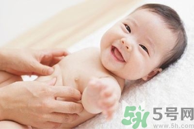 爽身粉什么牌子好？爽身粉和痱子粉的區(qū)別