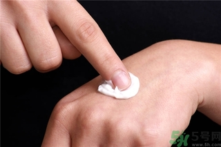 皮膚太干燥怎么辦？皮膚太干燥補(bǔ)水最好的方法如下