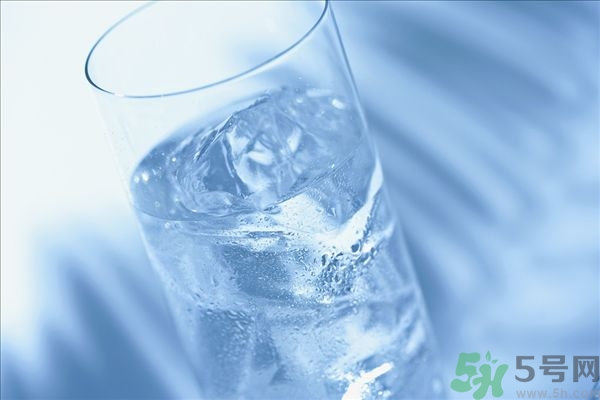 皮膚太干燥怎么辦？皮膚太干燥補(bǔ)水最好的方法如下
