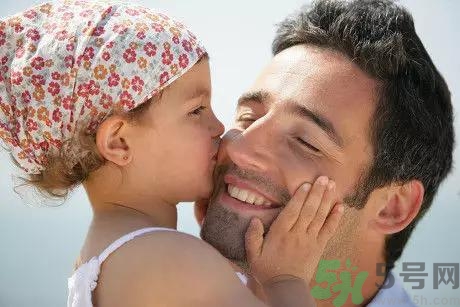 爸爸帶孩子的好處是？爸爸帶孩子和媽媽帶孩子的區(qū)別