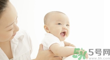 給寶寶斷奶寶寶哭的厲害怎么辦？給寶寶斷奶的正確方法