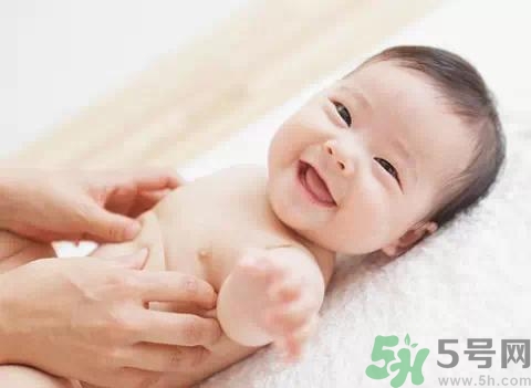 新生兒肚臍眼出血怎么辦？新生兒肚臍脫落會(huì)疼嗎？
