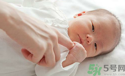 新生兒濕疹可以用爐甘石洗劑嗎？新生兒濕疹的護(hù)理措施
