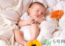 新生兒冬天蓋什么被子？新生兒蓋被子蓋到什么位置？