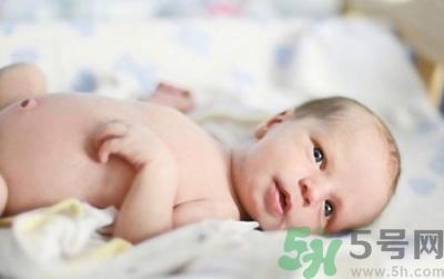 新生兒肚臍可以碰水嗎？新生兒肚臍沒脫落能洗澡嗎？