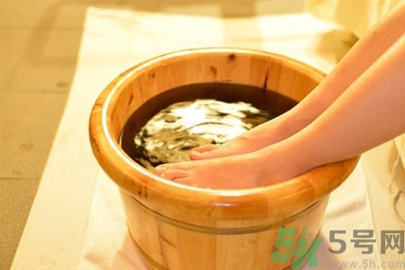 秋天泡腳加什么好？秋季泡腳有什么好處？